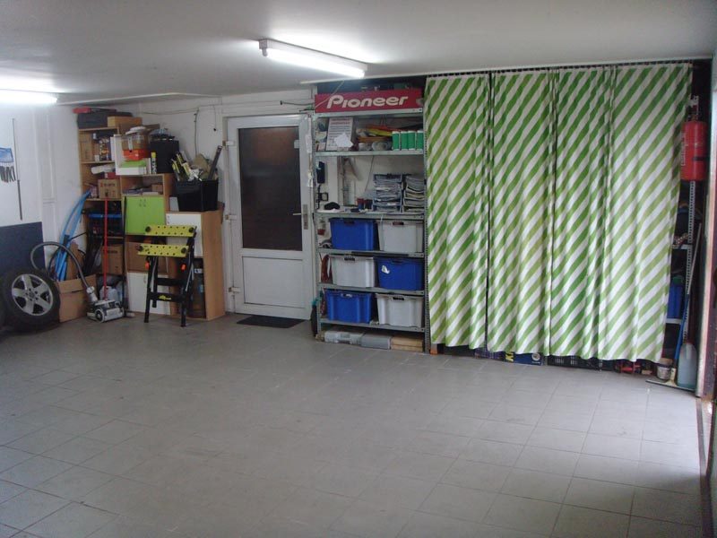Autosklo připravené ve stojanu k montáži