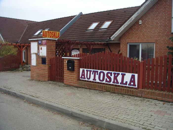Provozovna Autoskla Uhříněves s otevřenou montážní halou